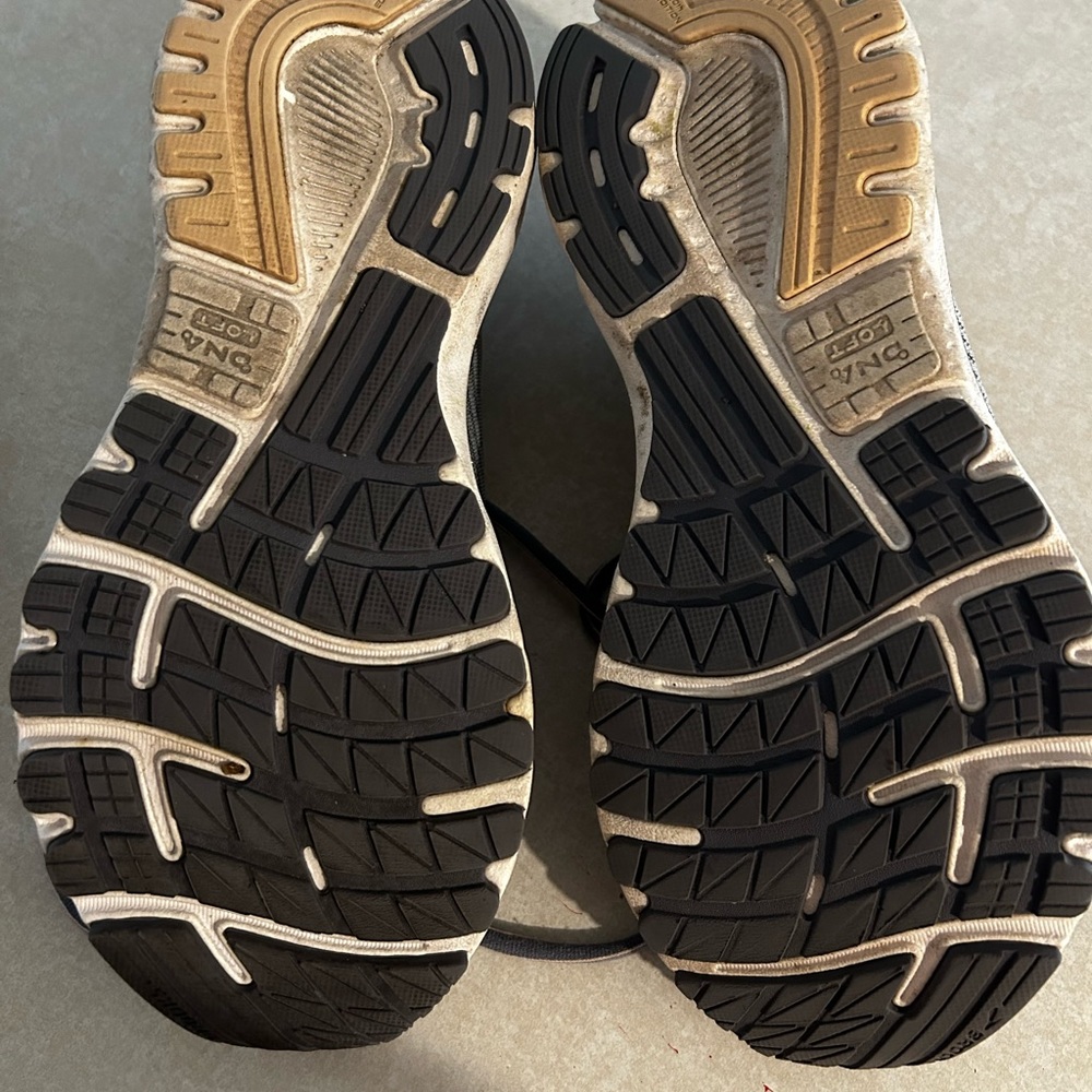 Brooks Women Adrenaline Gts 20 Grey Running Shoes